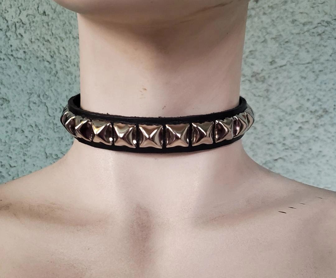 Single Row Pyramid Choker