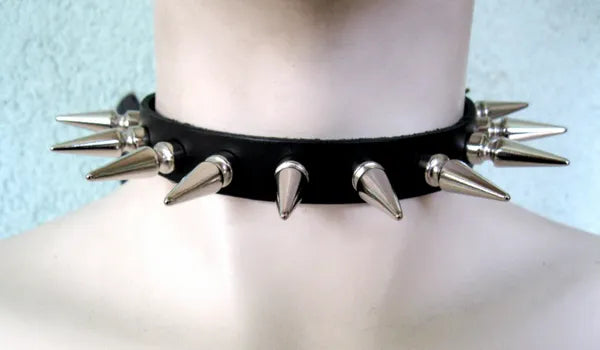 Choker with Single Row of Long Spikes