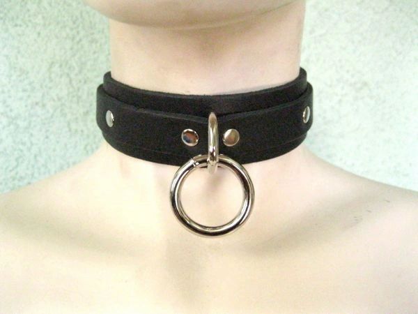 Choker With One Welded D-ring and O-ring - Black on Black Leather
